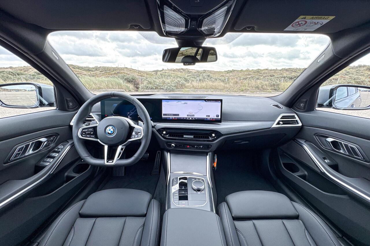 BMW 3-SERIE Touring 330e | M Sport | Glazen Panoramadak | Comfort Access | Stoelverwarming |