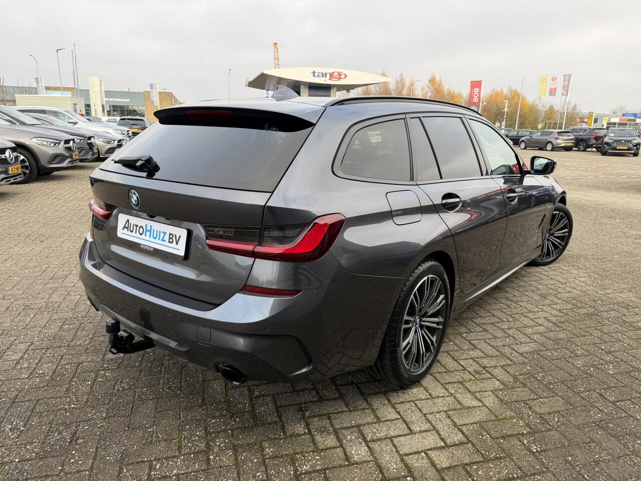 BMW 3-SERIE Touring 320e M Sport Laser Licht Trekhaak Stuurwielverwarming Carplay Achteruitrijcamera Keyless Entry