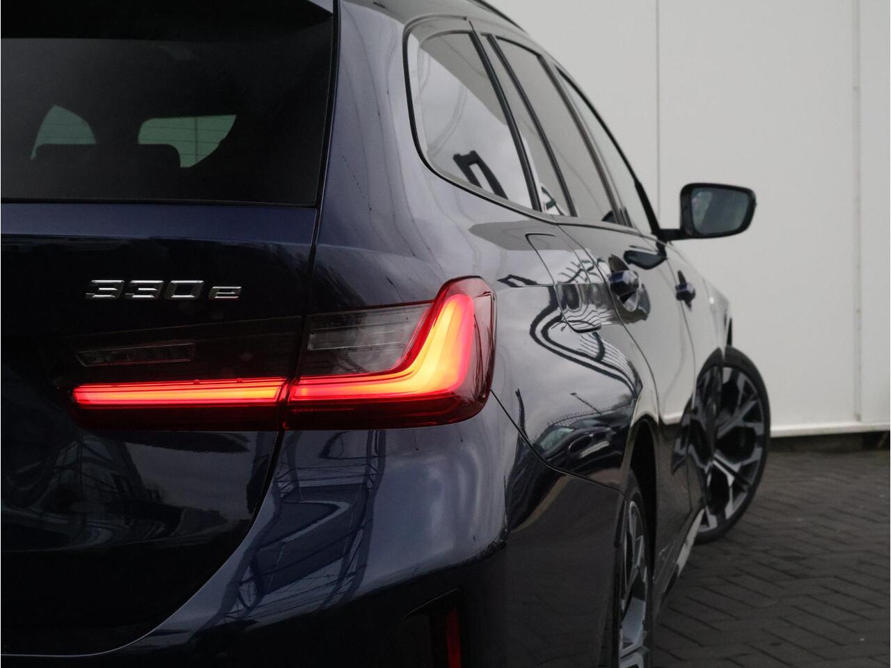 BMW 3-SERIE Touring 330e M Sportpakket Pro/ Stuurwiel verwarming/ Comfort Access/ Elektrische Trekhaak/ panoramadak/ Sportstoelen/ Stoelverwarming/ Active Cruise Control/ Harman Kardon