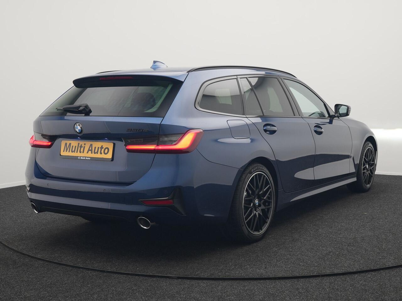 BMW 3-SERIE Touring 330e Sportline Plug In Hybrid 293pk Dealer O.H. PHEV | Adaptive Cruise | Sfeerverlichting | Apple Carplay | Black Optic | Sportstoelen Verwarmd | Navigatie | Blis | Virtual | DAB |