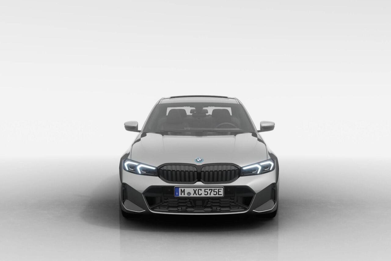BMW 3-SERIE Sedan 330e | M Sport Pro | Comfort Pack | Active Cruise Control | Elektrisch bedienbaar glazen schuif-/kanteldak