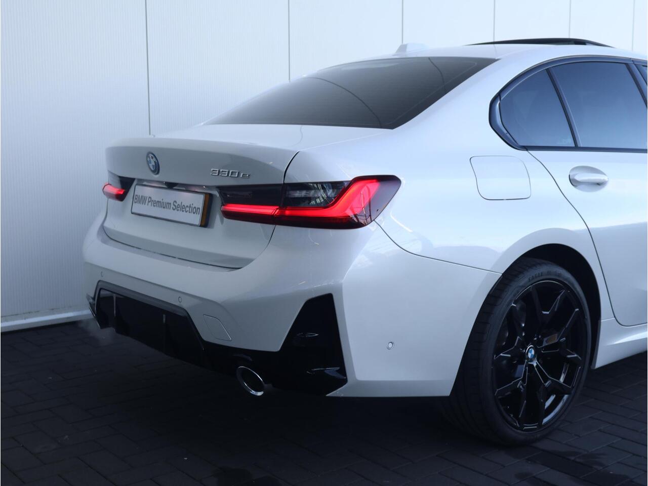 BMW 3-SERIE 330e M Sportpakket/ Panoramadak/ Trekhaak/ Stoelverwarming/ achteruitrijcamera/ 19" LMV