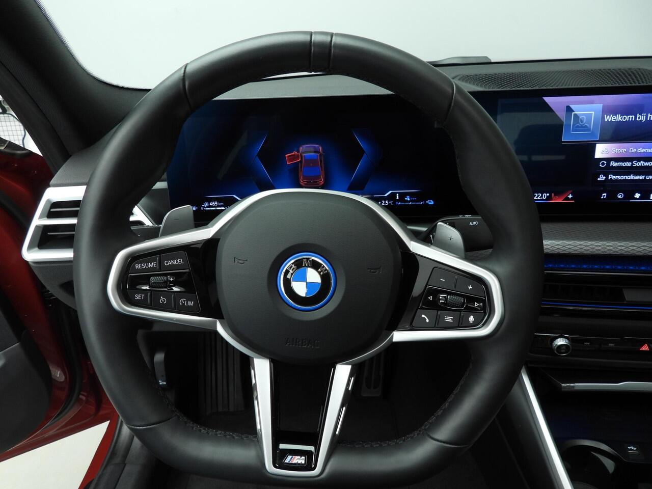 BMW 3-SERIE Sedan 330e | M-Sportpakket | LED | Leder | Navigatie | Trekhaak | Schuifdak | Stoelverwarming | DAB | Alu 19 inch