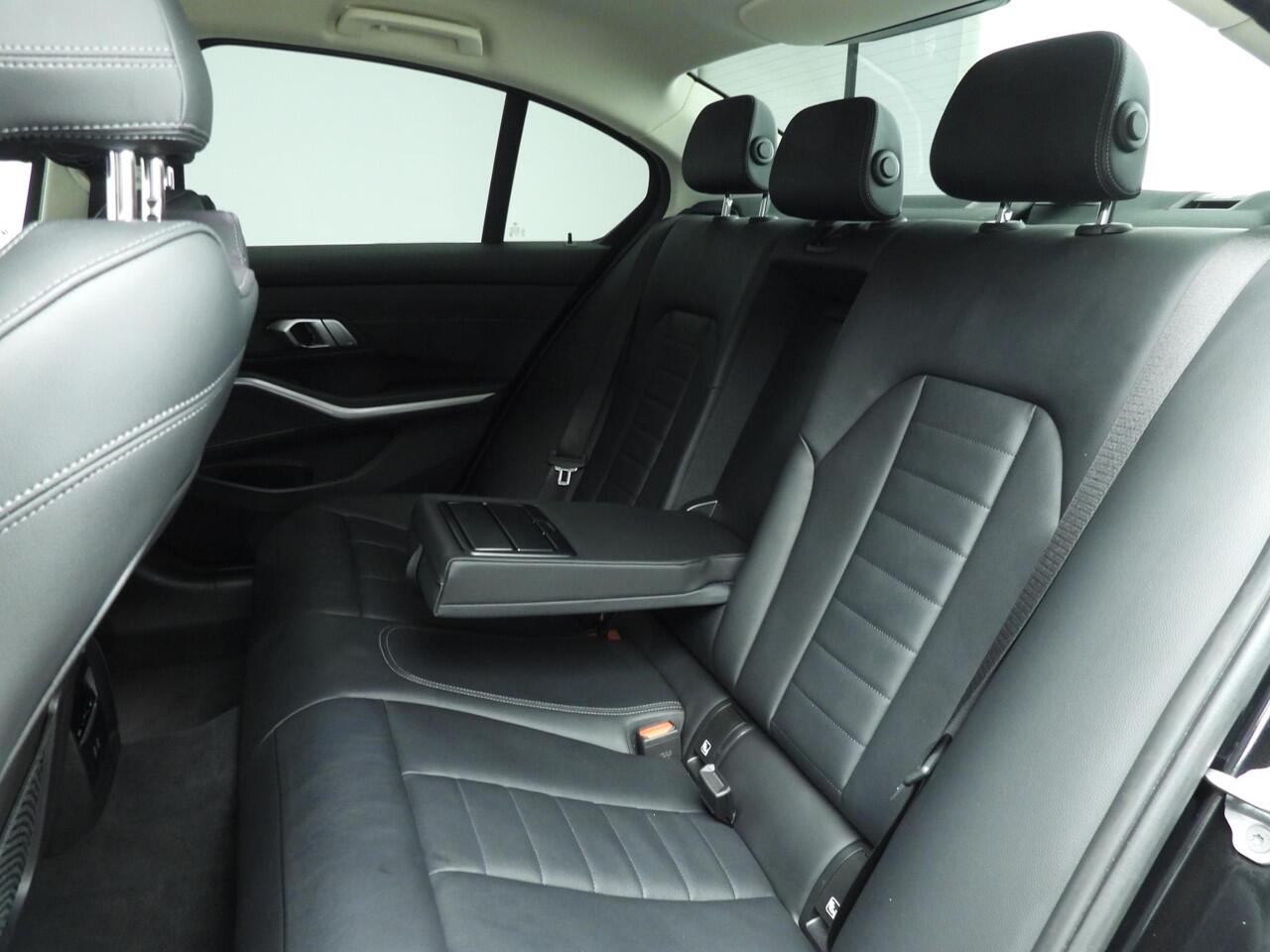 BMW 3-SERIE 320i | LED | Leder | HUD | Elektr. zetels | Sportstoelen | Keyles go | DAB | Harman-kardon sound | Alu 18 inch