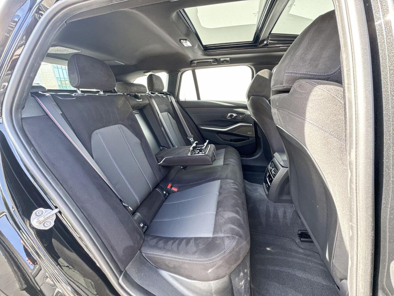 BMW 3-SERIE Touring 330e xDrive Harman Kardon audio / Glazen dak / 19 inch / Achteruitrij Camera