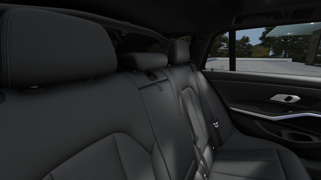 BMW 3-SERIE Touring 330e High Executive M Sport Automaat / Panoramadak / Trekhaak / Sportstoelen / Adaptieve LED / Parking Assistant Plus / Active Cruise Control / Comfort Access