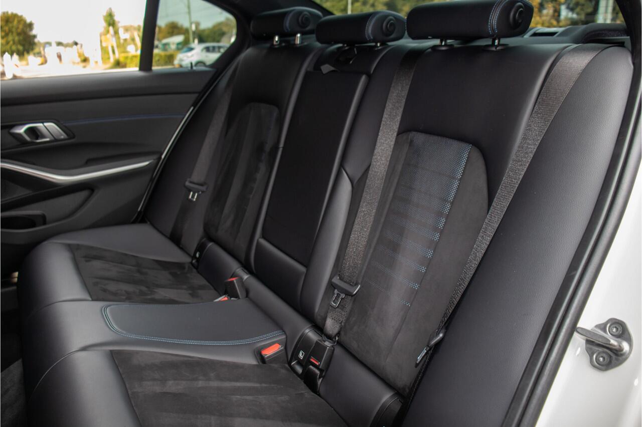 BMW 3-SERIE 318i M Sport, Stoelverwarming, Carplay, Alcantara, Sfeerverlichting, DAB+, PDC, Navigatie, Sportstoelen.