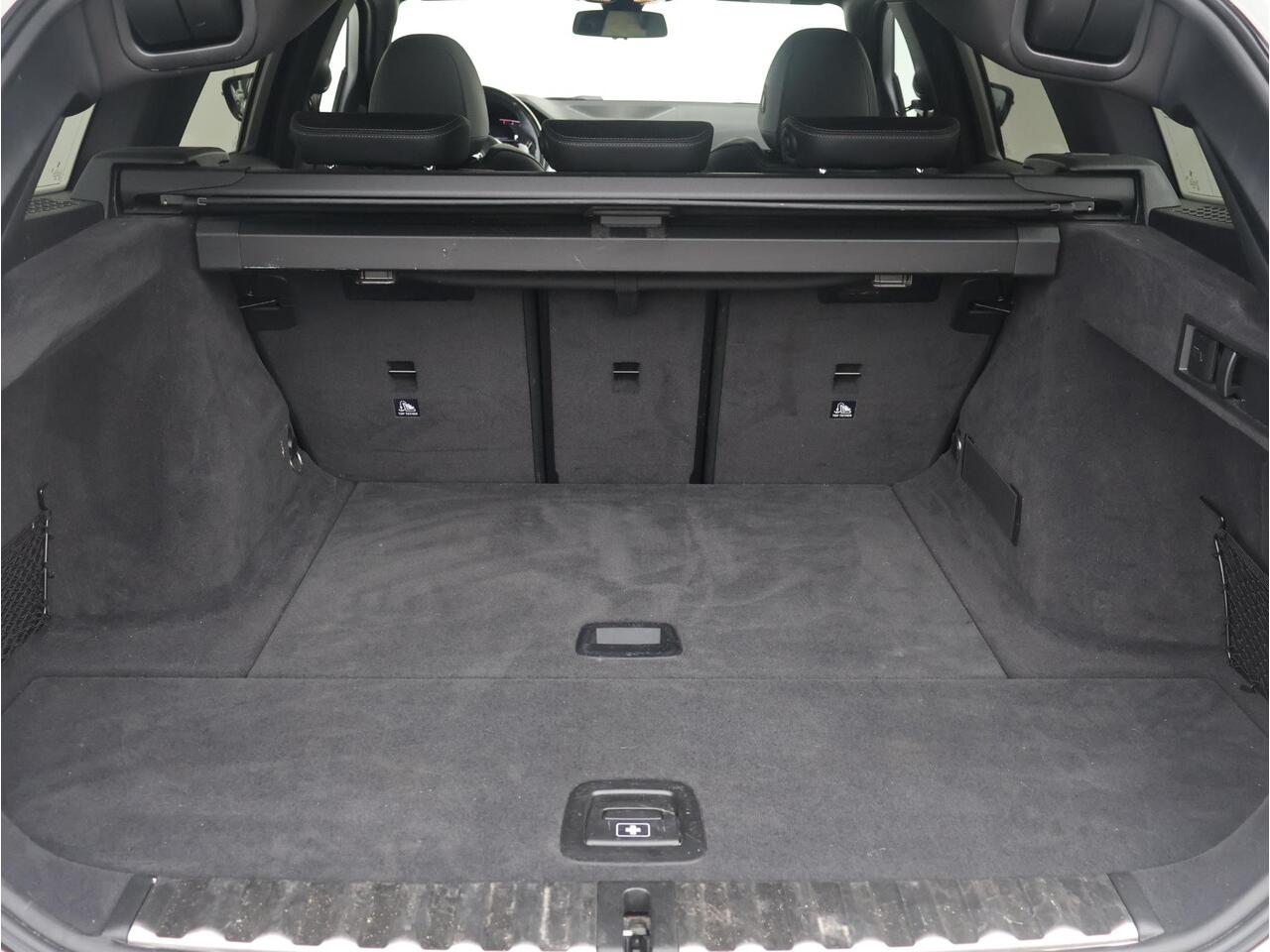 BMW 3-SERIE Touring 318i Business Edition Plus / M-Sportpakket / Panoramadak / Achteruitrijcamera / 19'' / Hifi