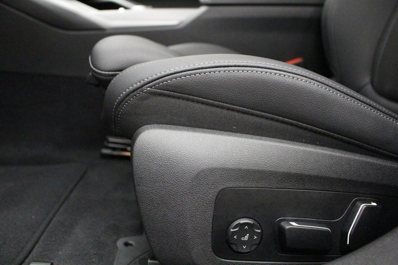 BMW 3-SERIE Touring 320d | Elek. Trekhaak | Standkachel | Driving Assistant Professional | 18" M-sport | Zwarte nieren Elek. Verst. Sportstoelen met Memory | Camera