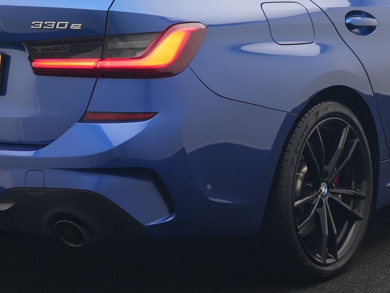 BMW 3-SERIE Touring 330e M Sport Plug In Hybrid 293pk Dealer O.H. PHEV | Panodak | Head Up | 360 Camera | Adaptive Cruise | Laser LED | Harman & Kardon | Nappa Lederen Sportstoelen Memory & Verwarmd | Adaptief Onderstel | Apple Carplay | Sfeerverlichting |