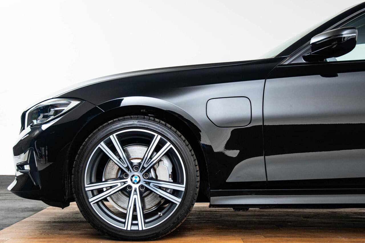 BMW 3-SERIE 330e High Executive Sport Line - Sportstoelen - Elektrisch verwarmde voorstoelen - Geluidswerende Ruiten - Harman Kardon - Cruise control - Active Guard Plus - Getinte Ruiten - Stuurwielrand verwarmd -