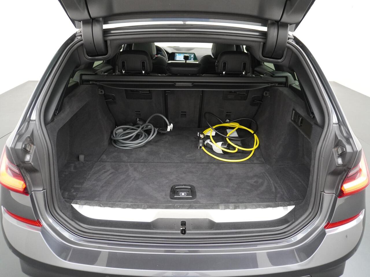 BMW 3-SERIE Touring 330e High Executive M SPORT DEALER ONDERHOUDEN | LASER LED | HARMAN KARDON | PANORAMADAK| RIJKLAARPRIJS INCL. 12 MND BOVAG GARANTIE