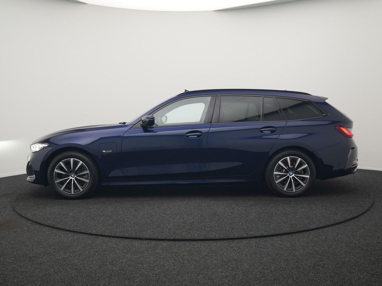 BMW 3-SERIE Touring 320e Plug In Hybrid 204pk Dealer O.H. PHEV | Panodak | Widescreen Navi | Camera | Lederen Sportstoelen Verwarmd | Sfeerverlichting | Apple Carplay | Navigatie | Virtual | DAB | Tansanitblau II Metallic |