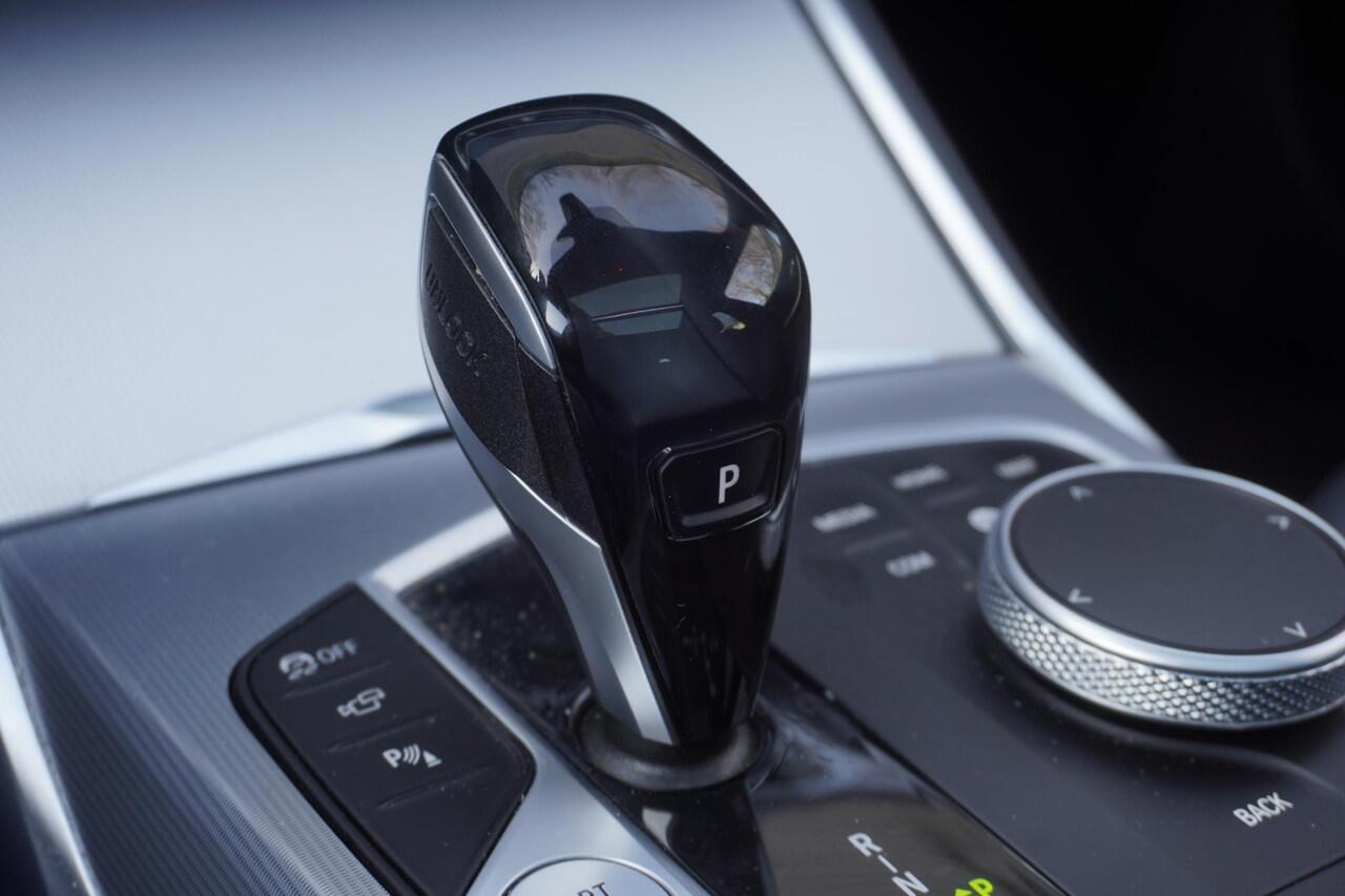 BMW 3-SERIE Touring M340i xDrive High Executive | Parking Pack | Glazen panoramadak | HiFi System | Trekhaak met elektrisch wegklapbare kogel | BMW Head-Up Display