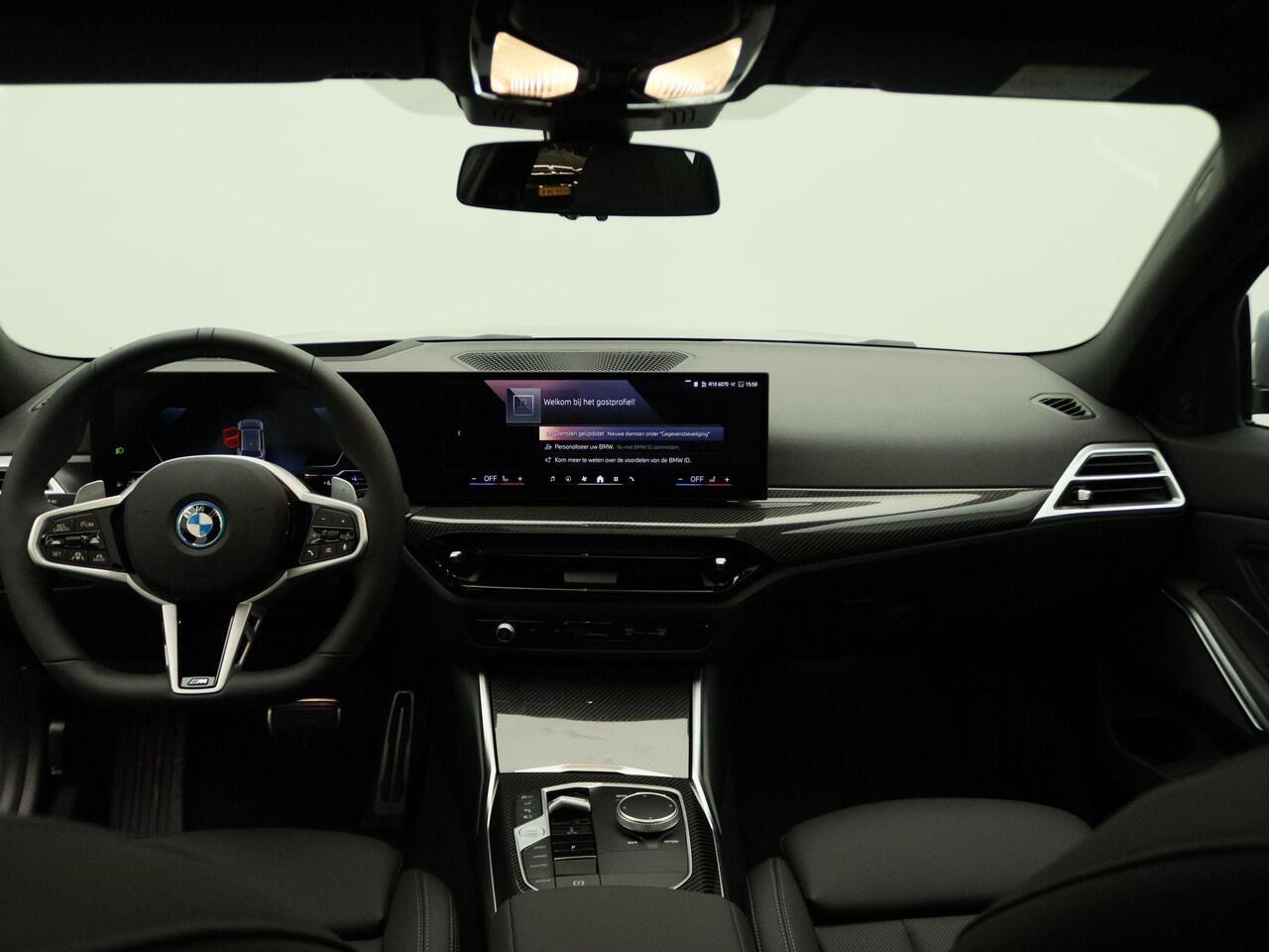 BMW 3-SERIE Touring 330e M Sportpakket Pro | Innovation Pack | Comfort Pack | Trekhaak | Panoramadak | Elektrisch Verstelbare Stoelen | Driving Assistant Professional | Harman Kardon | 19''