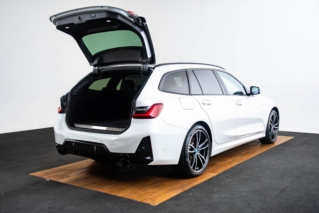 BMW 3-SERIE Touring 330e xDrive M Sport Pro - Panoramadak - Parking/Driving Assistant - Hifi - Comfort Access - Elektrisch verwarmde/verstelbare stoelen - Active Cruise Control - Getinte Ruiten - Zonneschermen -
