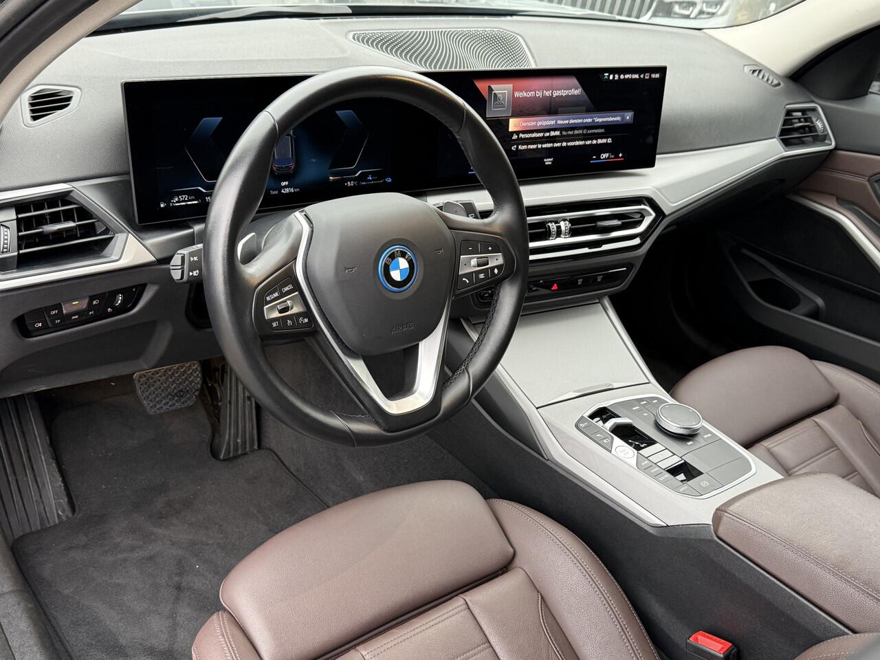 BMW 3-SERIE Touring 320e | Leder | Camera | Sportstoel. | PDC voor + achter