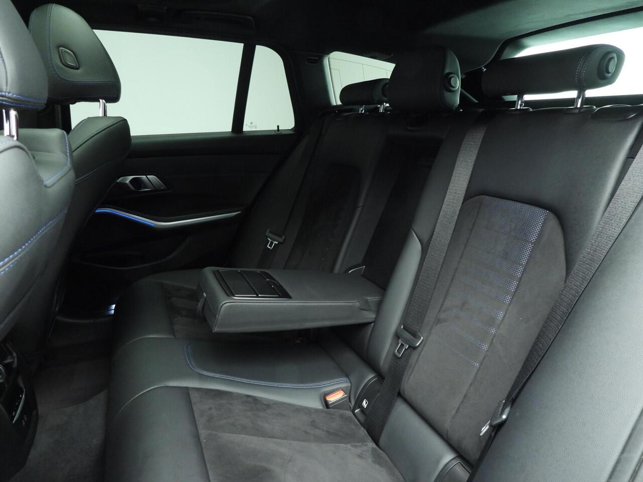 BMW 3-SERIE Touring 318i | M-Sportpakket | LED | Navigatie | Schuifdak | Sportstoelen | DAB | Hifi speakers | Alu 18 inch