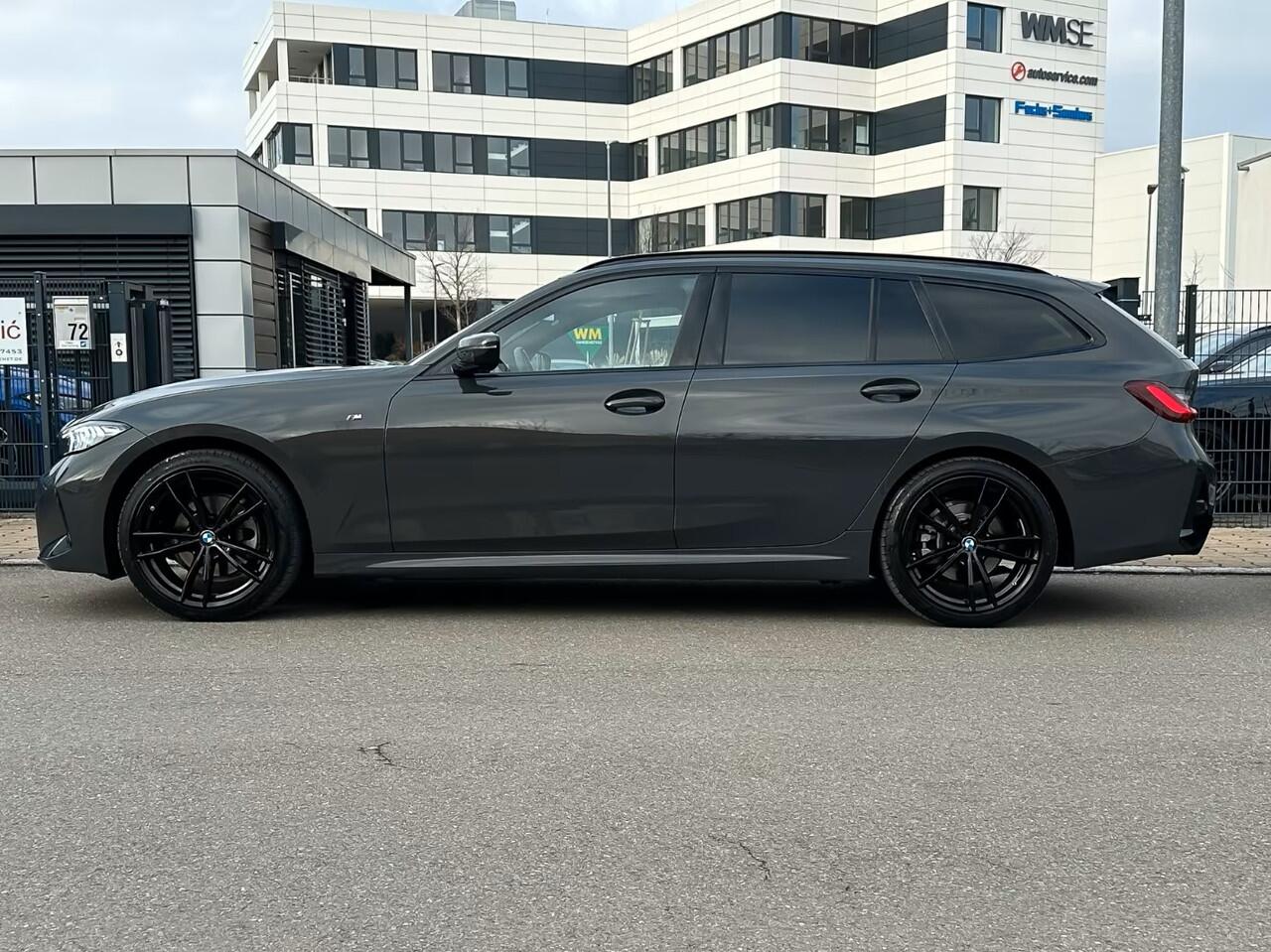 BMW 3-SERIE Touring 320d xDrive M-SPORT ** LED, NAVI+, PANORAMA, HuD, TREKH, 19-inch LMV, DRAVIT GRAU ** 1e EIG - UNFALLFREI ** ** INFORMEER OOK NAAR ONZE AANTREKKELIJKE FINANCIAL-LEASE TARIEVEN **