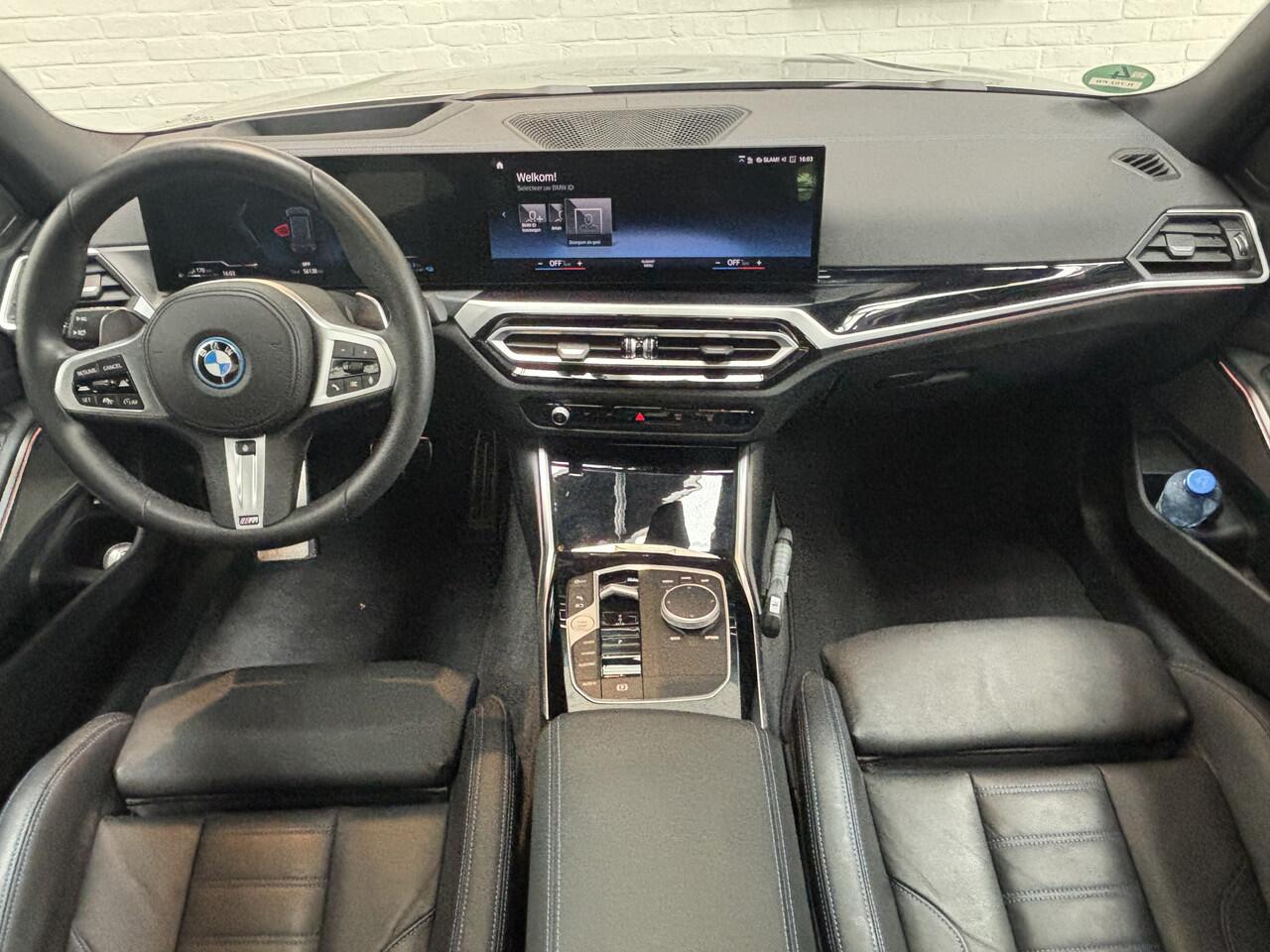 BMW 3-SERIE Touring 330e xDrive CAMERA / NL AUTO / M STOELEN / TREKHAAK / M PAKKET