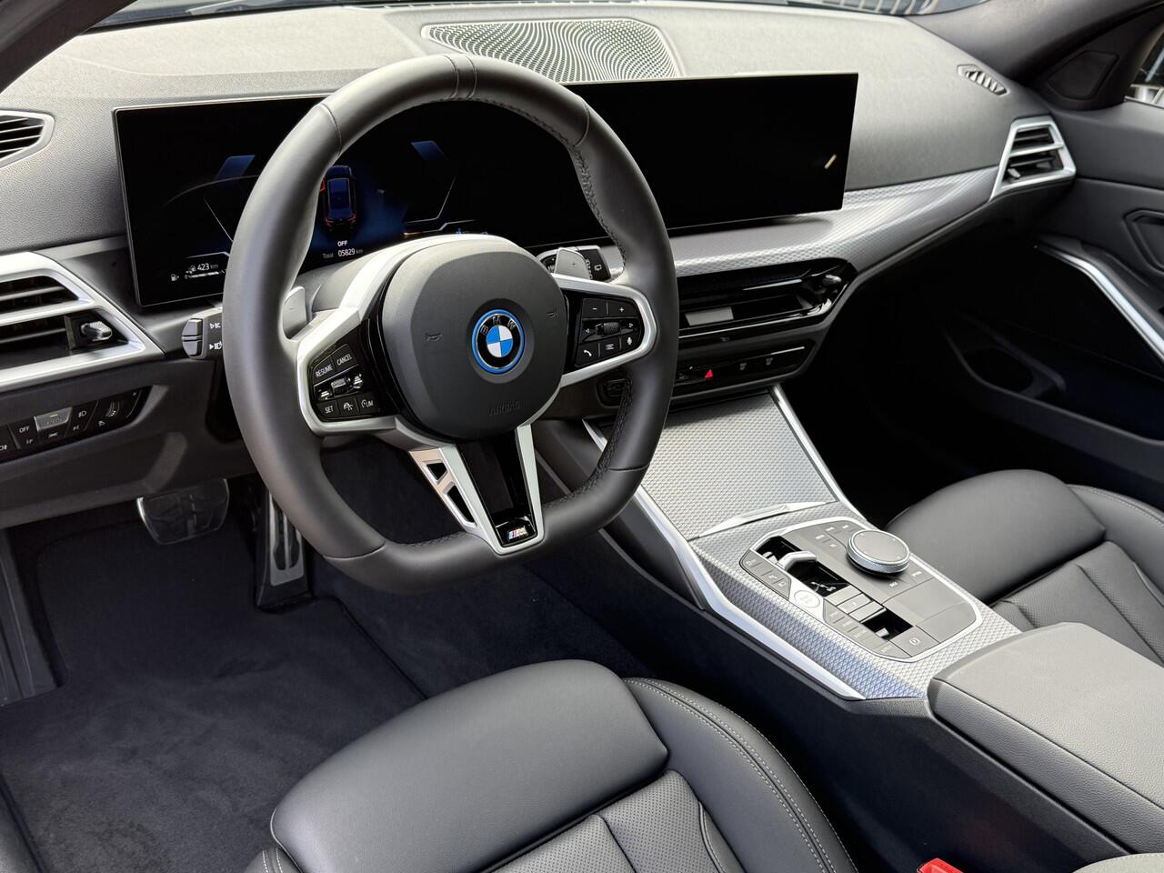 BMW 3-SERIE Touring 330e | M-Sport | Panorama | Camera | Getint Glas | HiFi | Elek. Trekhaak