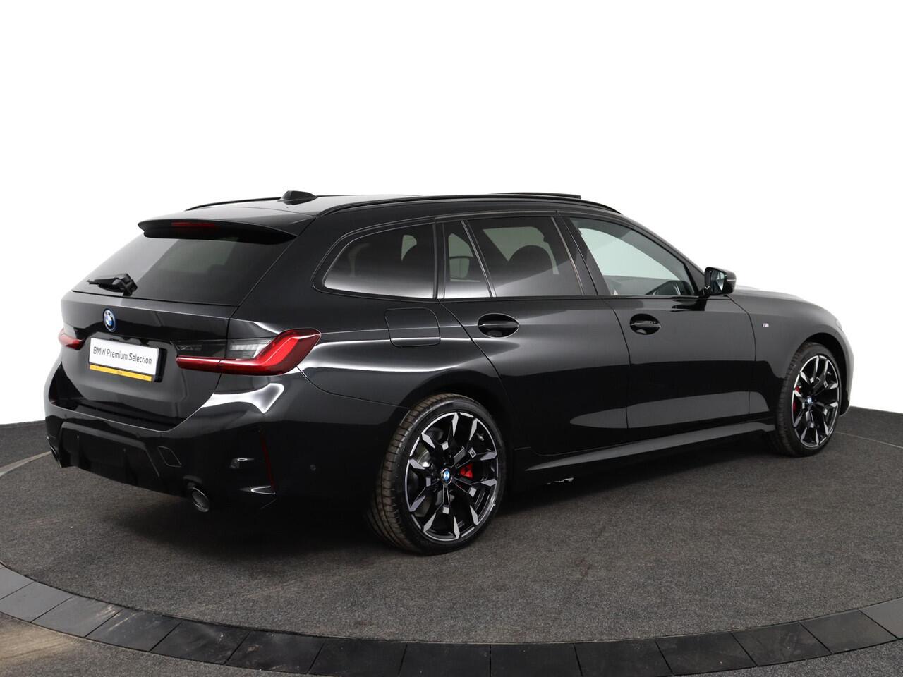 BMW 3-SERIE Touring 330e xDrive M Sportpakket Pro | Trekhaak | Panoramadak | Harman Kardon | Active Cruise Control | Comfort Access