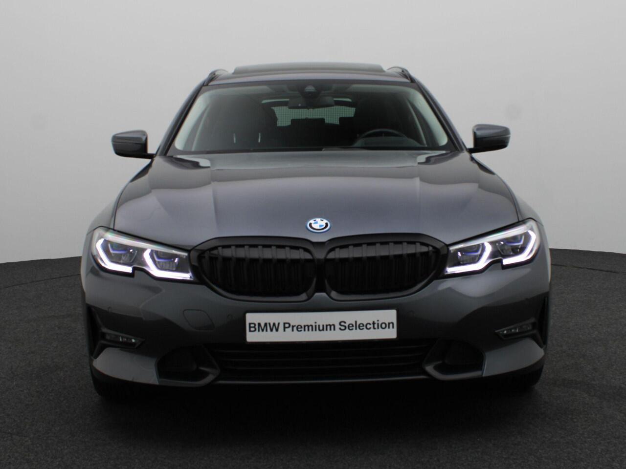 BMW 3-SERIE Touring 330e Model Sport Line | Stuurwielrand Verwarmd | M Adaptief onderstel | Comfort Access | Achteruitrijcamera | Panoramadak | Elektrisch Verstelbare Sportstoelen | Driving Assistant | Laserlight | Head-Up Display | DAB | HiFi | 17''