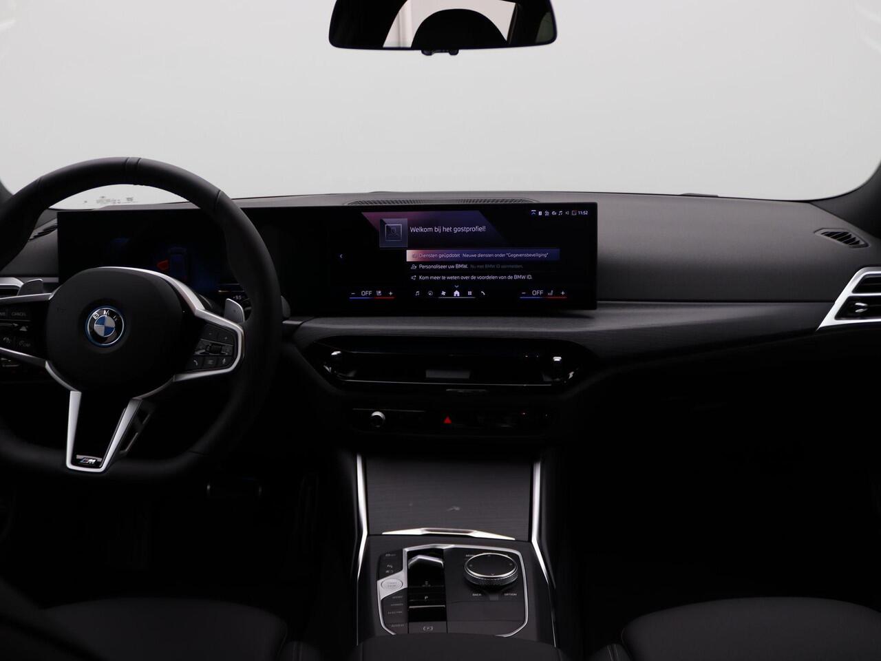 BMW 3-SERIE Touring 330e M Sportpakket Pro | Comfort Pack | Stuurwielrand Verwarmd | Trekhaak | Panoramadak | Active Cruise Control | Harman Kardon | 19''