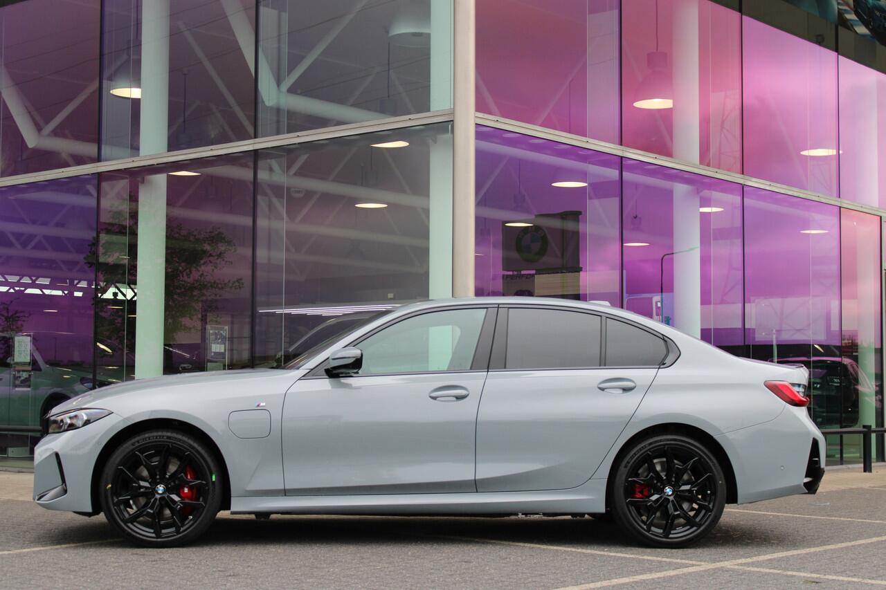 BMW 3-SERIE 330e High Executive M Sport Automaat / Schuif-kanteldak / Sportstoelen / Adaptieve LED / Parking Assistant Plus / Live Cockpit Professional / Stoelverwarming / Comfort Access