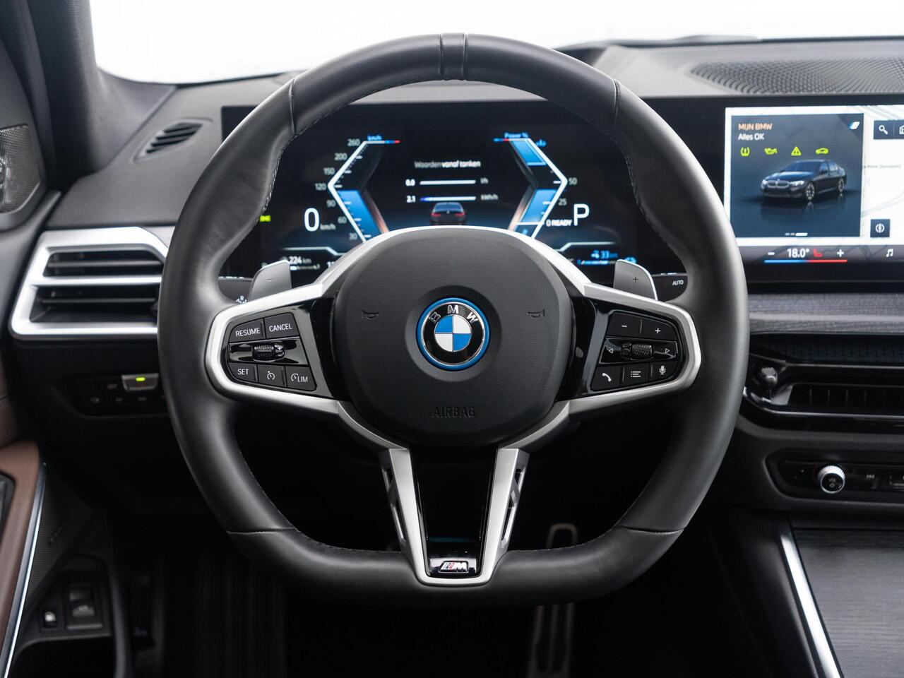 BMW 3-SERIE Sedan 330e xDrive | M Sportpakket Pro | Innovation Pack | Comfort Access | Schuif-/kanteldak | Stoelverwarming | Harman Kardon | Trekhaak