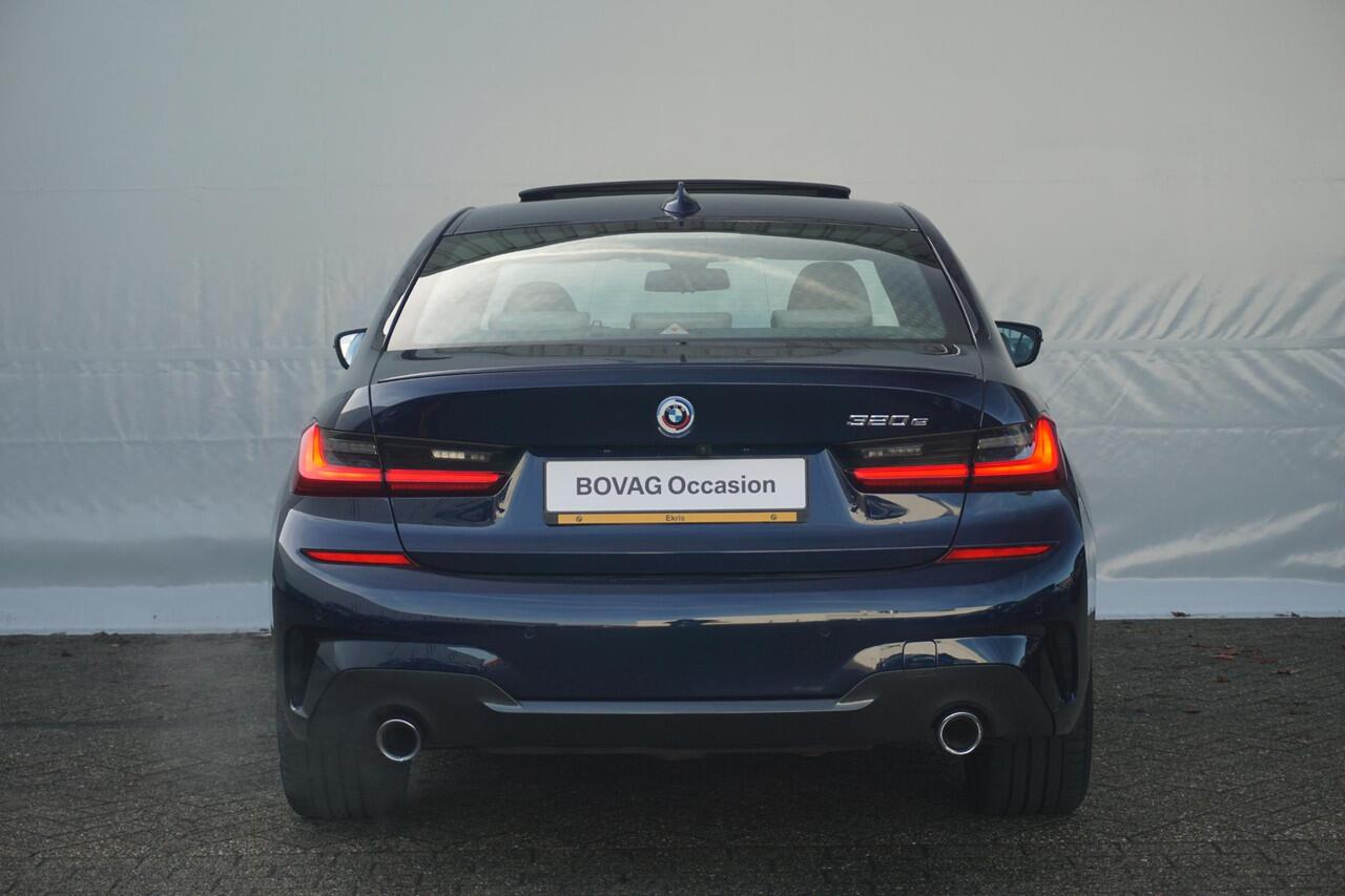 BMW 3-SERIE Sedan 320e High Executive M Sportpakket 19'' / Schuif-/kanteldak / Elektrisch verstelbare voorstoelen / HiFi System