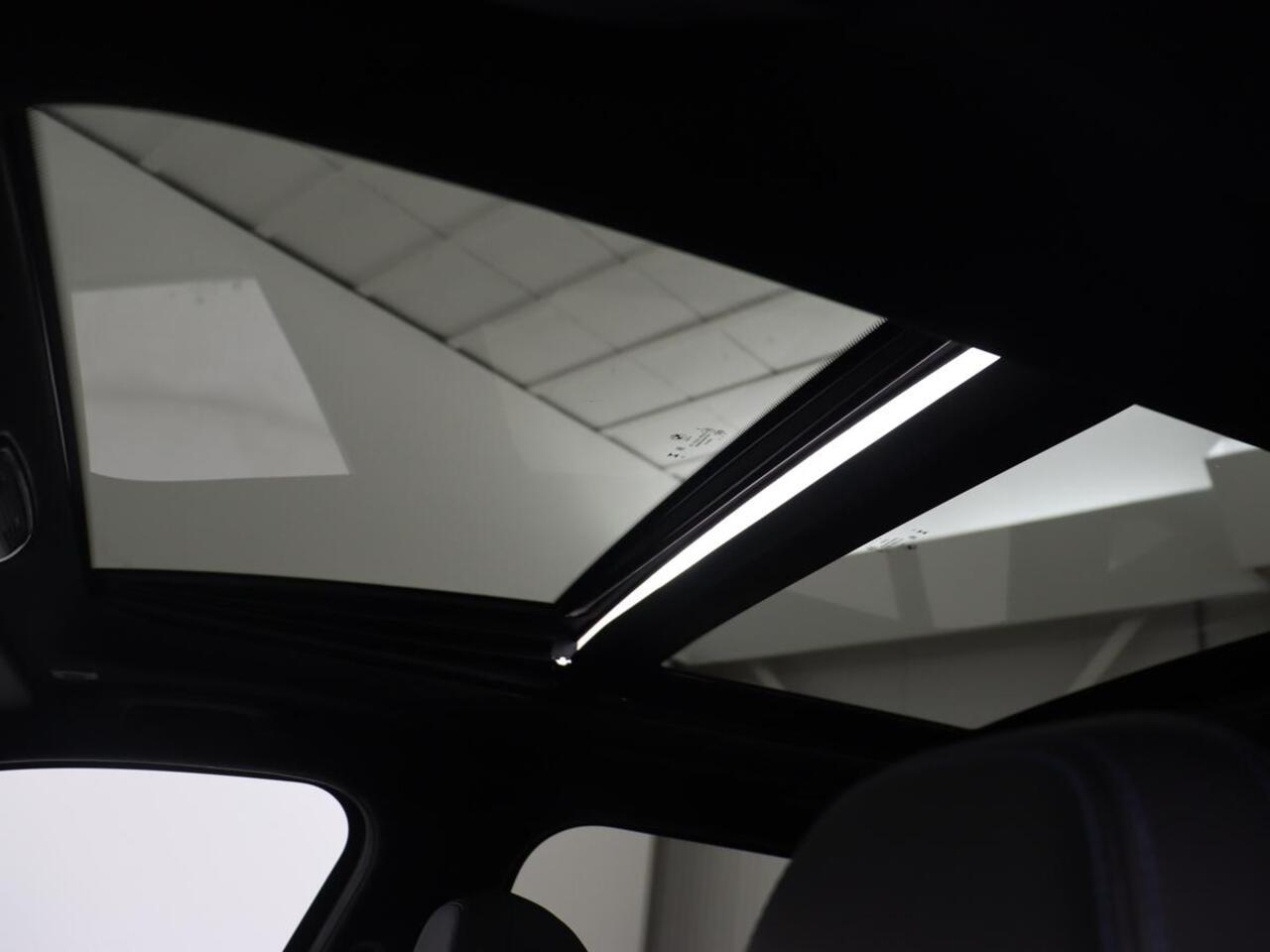 BMW 3-SERIE 320e M Sport | Panoramadak | Trekhaak | Stoelverwarming | Carplay | Sportstoelen | Leder/Alcantara | Navigatie | Widescreen Display | Sfeerverlichting | Parkeerhulp | PHEV | Plug In