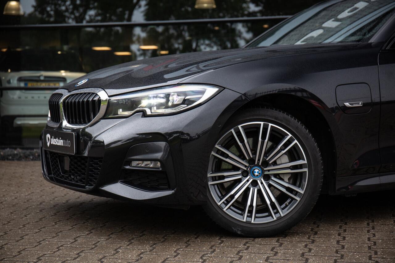 BMW 3-SERIE Touring 330e High Executive M-Sport 290pk , Adaptive cruise, Trekhaak, Sfeerverlichting,