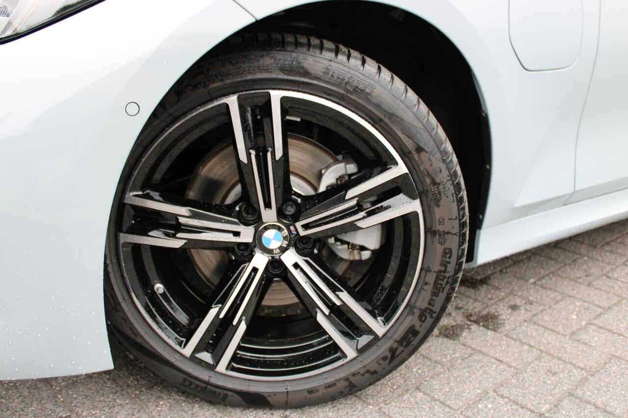 BMW 3-SERIE Touring 330e M Sport Automaat / Trekhaak / Achteruitrijcamera / Sportstoelen / Comfort Access / Active Cruise Control / M Adaptief onderstel