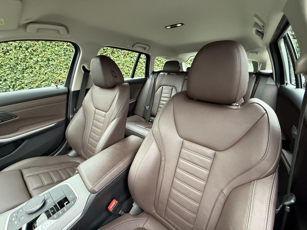 BMW 3-SERIE Touring 320e | Leder | Camera | Sportstoel. | PDC voor + achter