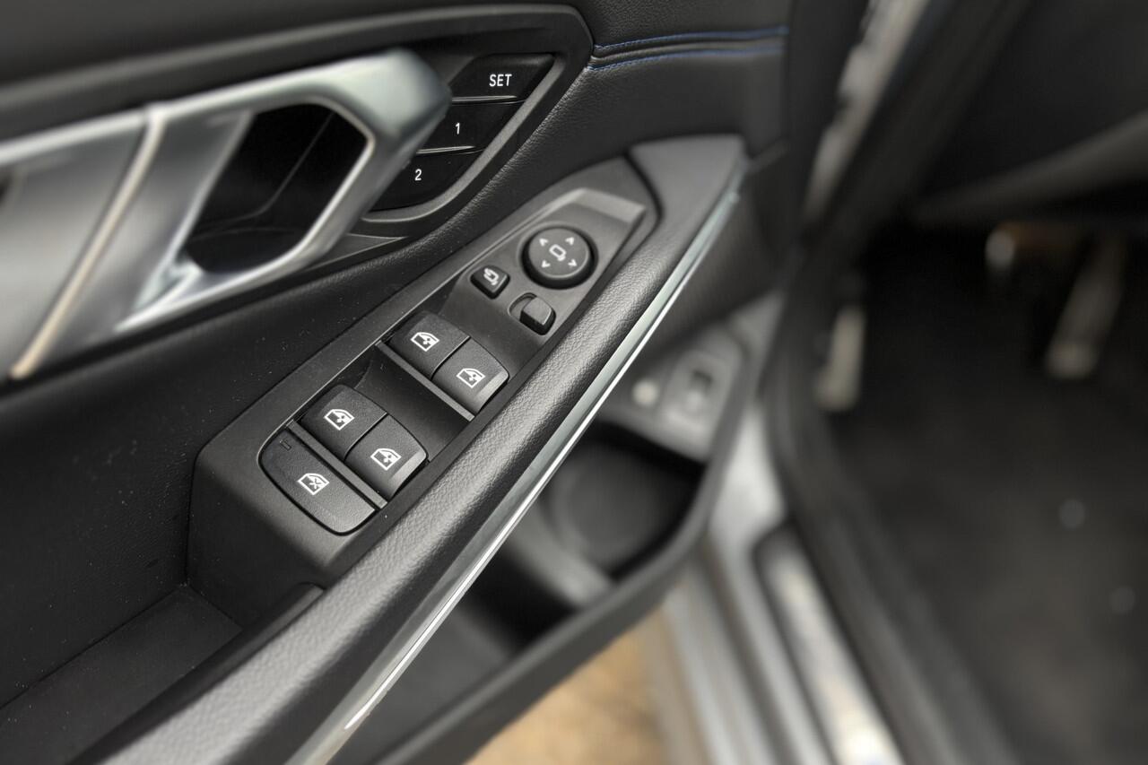 BMW 3-SERIE Touring 330e M-Sport Pro | Widescreen | Memory | Camera | Laserlight | Adaptive Cruise