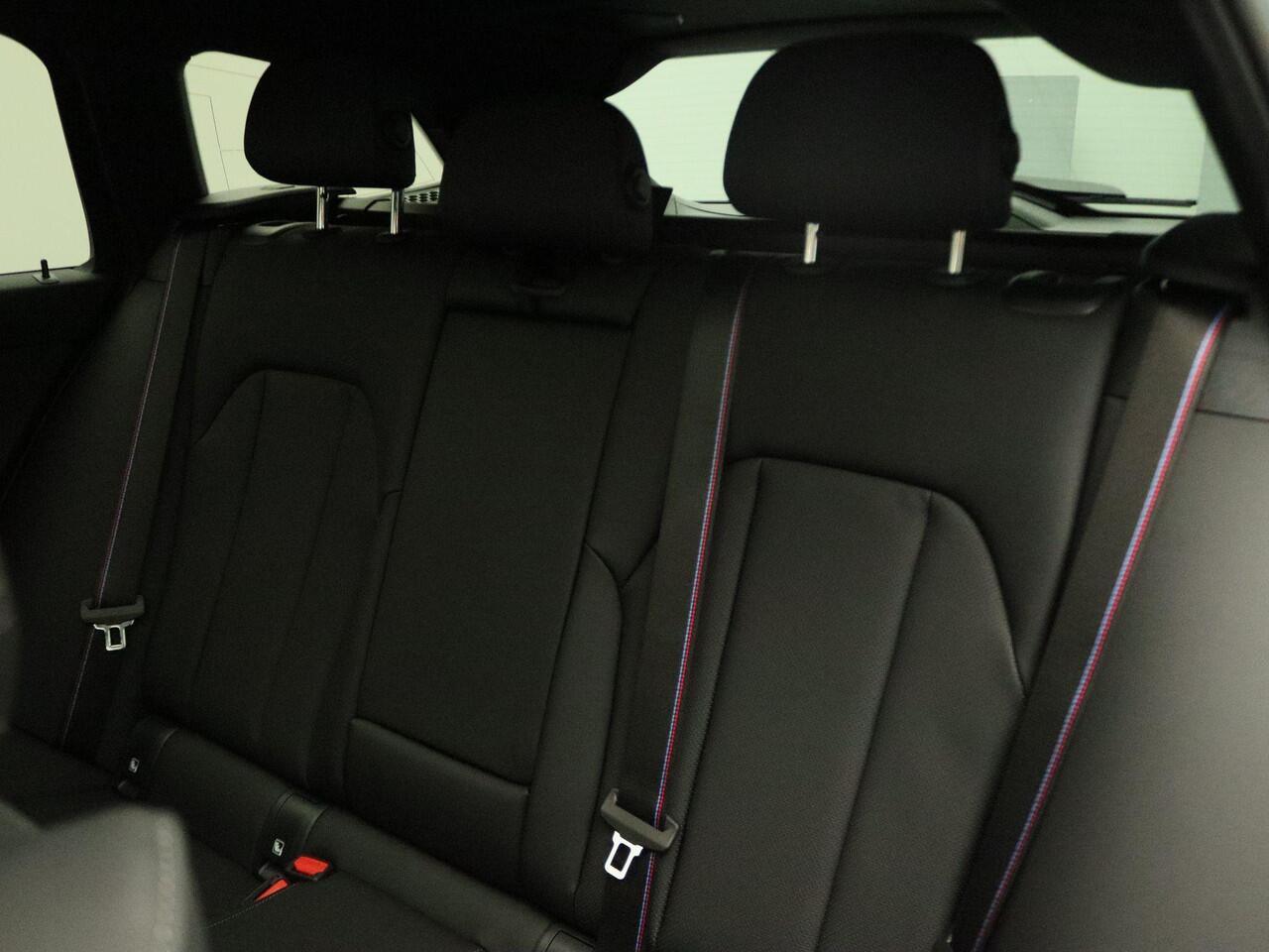 BMW 3-SERIE Touring 330e M Sportpakket Pro | Innovation Pack | Comfort Pack | Trekhaak | Panoramadak | Elektrisch Verstelbare Stoelen | Driving Assistant Professional | Harman Kardon | 19''