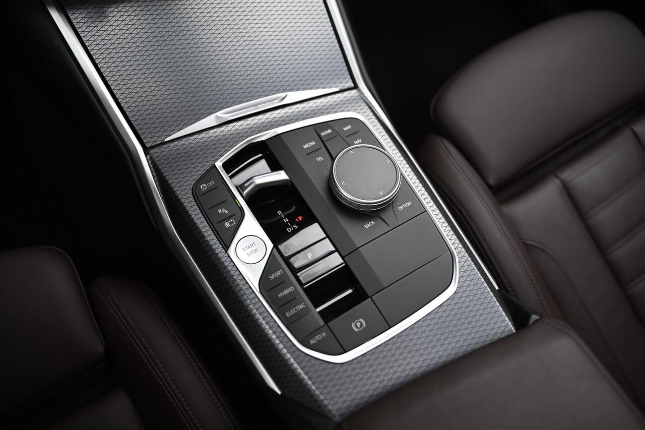 BMW 3-SERIE Touring 330e xDrive M Sport Automaat / Panoramadak / Trekhaak / Sportstoelen / Achteruitrijcamera / Adaptieve LED / Widescreen Display