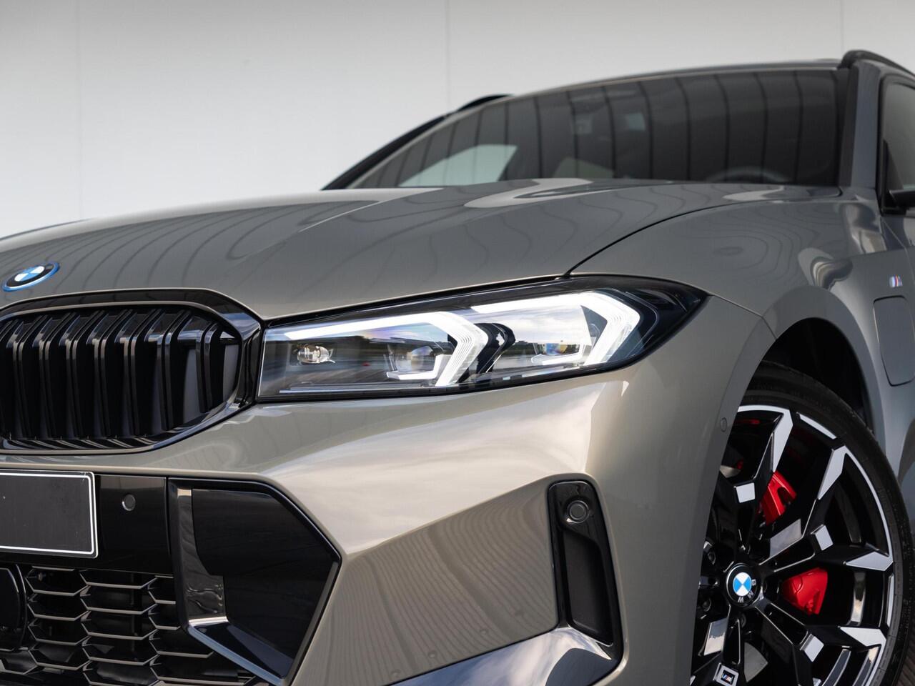 BMW 3-SERIE Touring 330e Individual Lak | M Sportpakket Pro | Innovation Pack | Comfort Pack | Panoramadak | Trekhaak