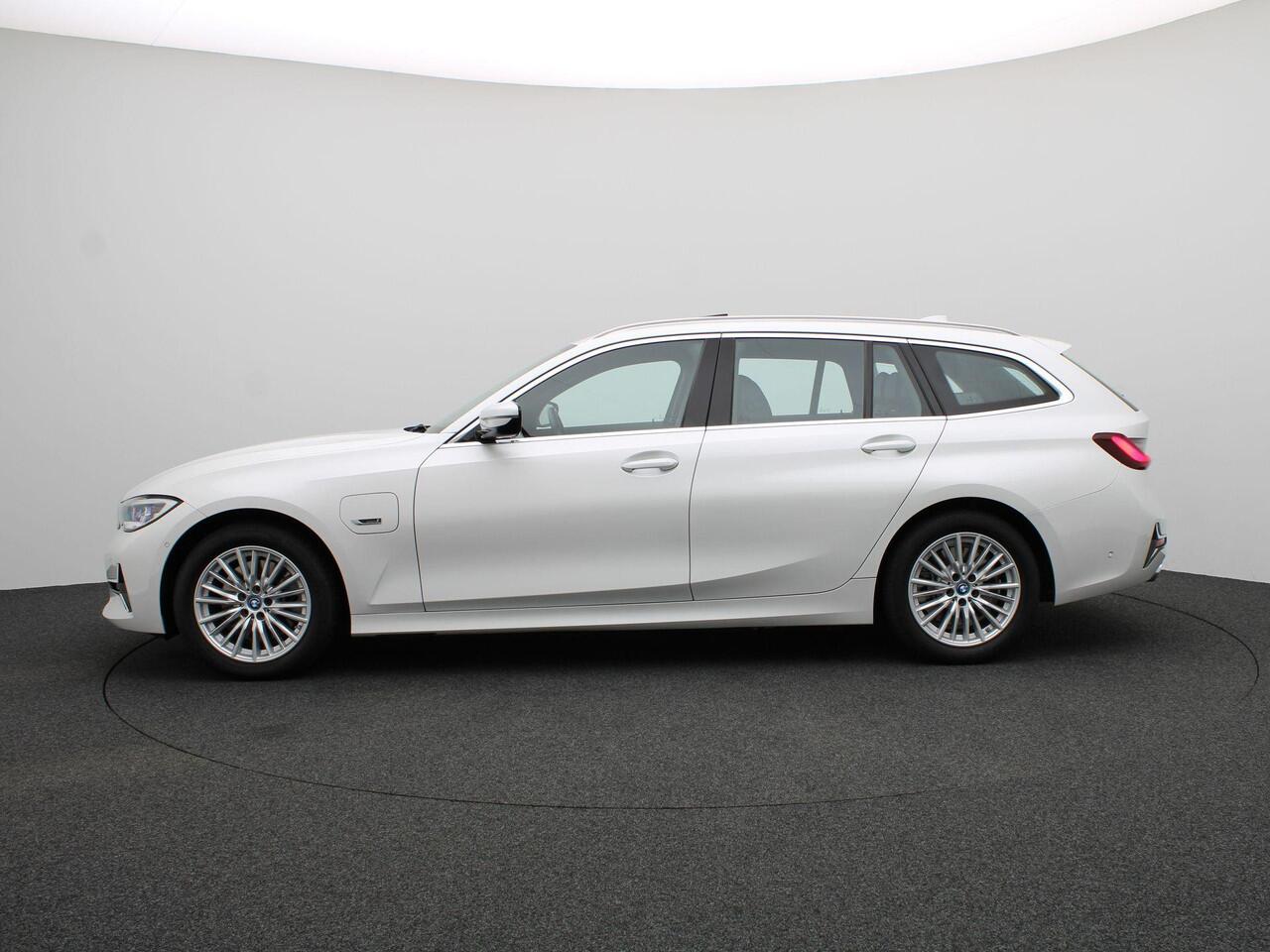 BMW 3-SERIE 320e Touring High Executive | Luxury Line | Parking Pack | Achteruitrijcamera | Panoramadak | Sportstoelen | Head-Up Display | 17"