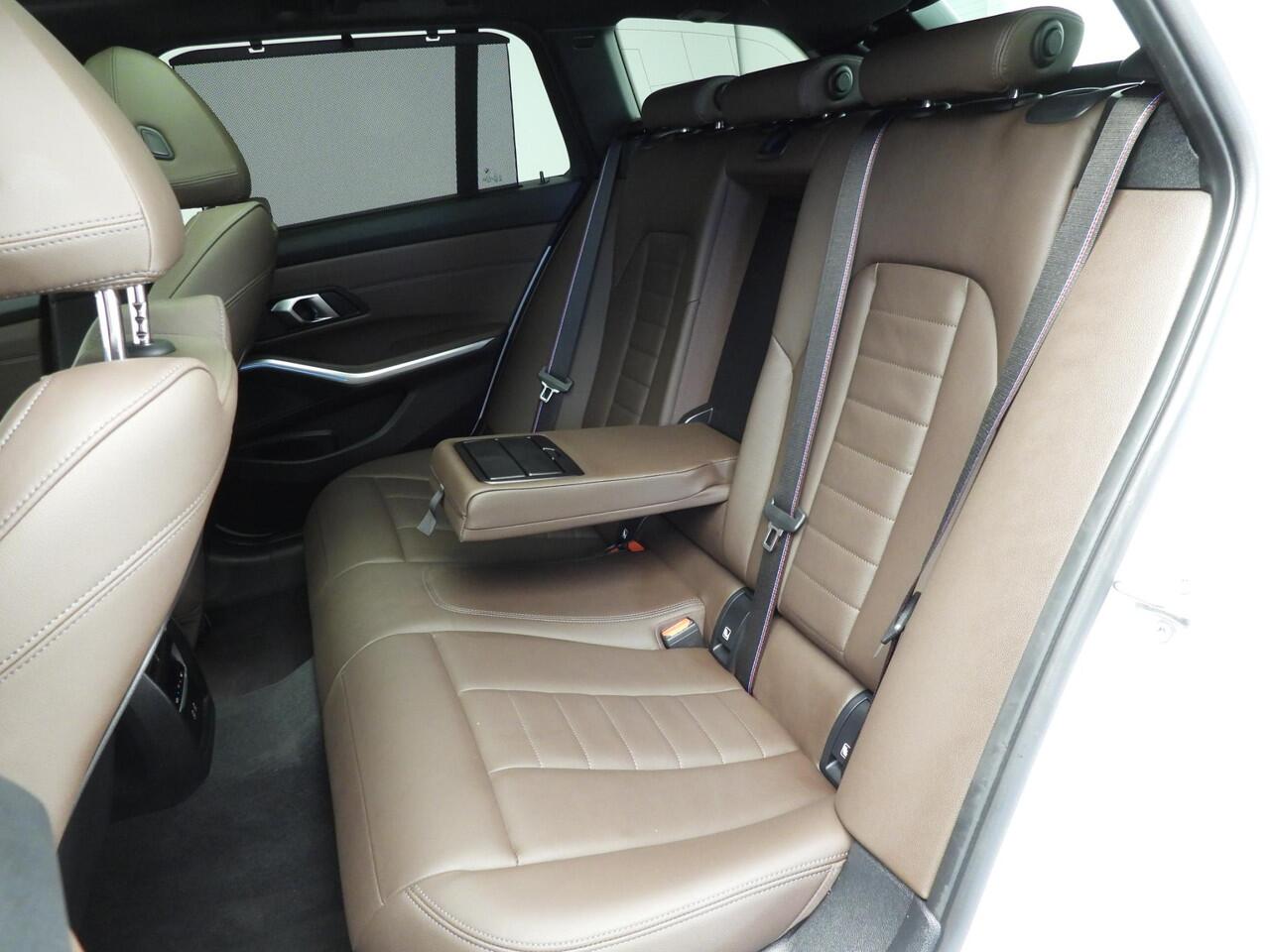 BMW 3-SERIE Touring 330e | M-Sportpakket | LED | Leder | HUD | Schuifdak | Elektr. zetels | Keyles go | DAB | Hifi speakers | Alu 19 inch