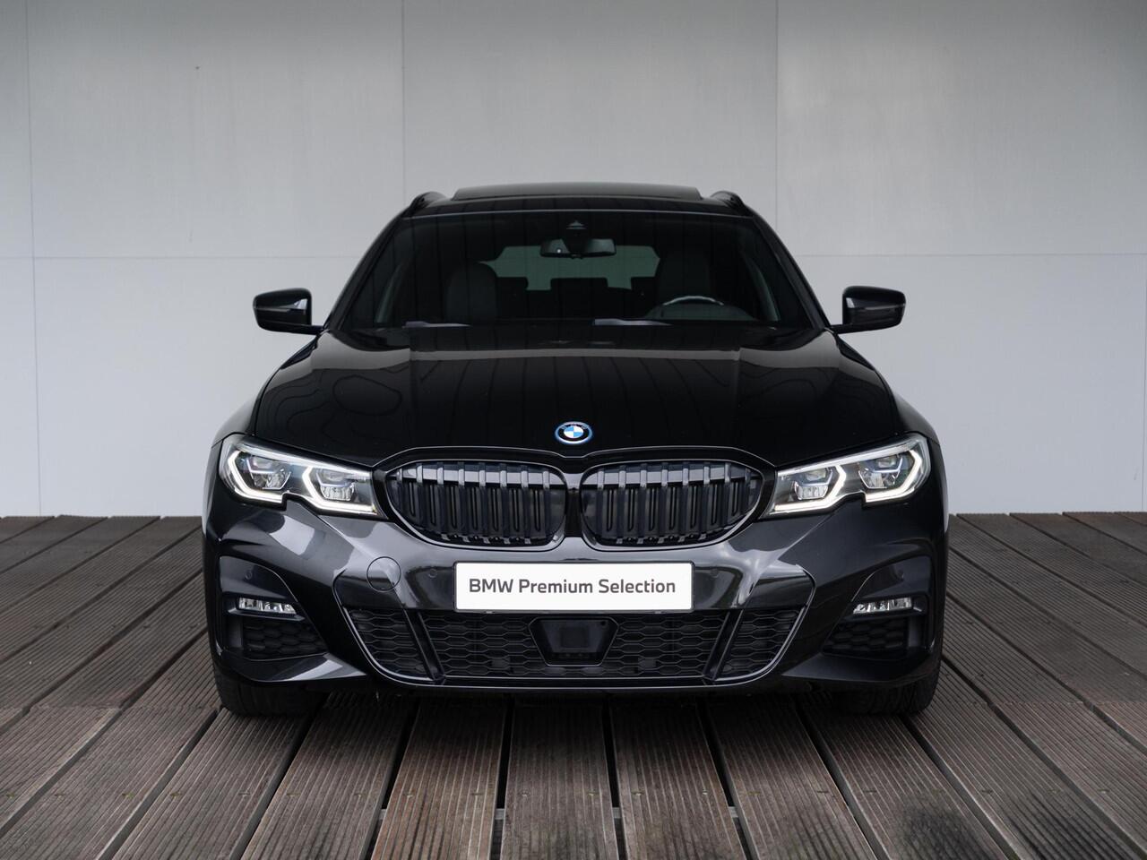 BMW 3-SERIE Touring 330e xDrive | M Sport | Innovationspakket | Verwarmd Stuurwiel | Comfort Access | Achteruitrijcamera | Panoramadak | Stoelverwarming | Head-Up Display | Laserlight | Trekhaak