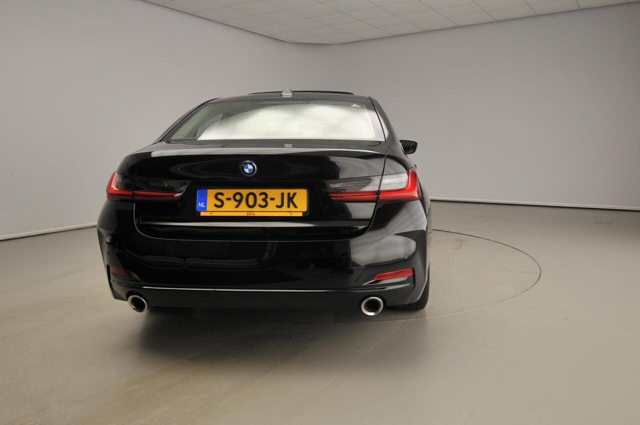 BMW 3-SERIE Sedan 330e | LED | Leder | Navigatie | Active cruise | Schuifdak | DAB | Hifi speakers | Alu 17 inch