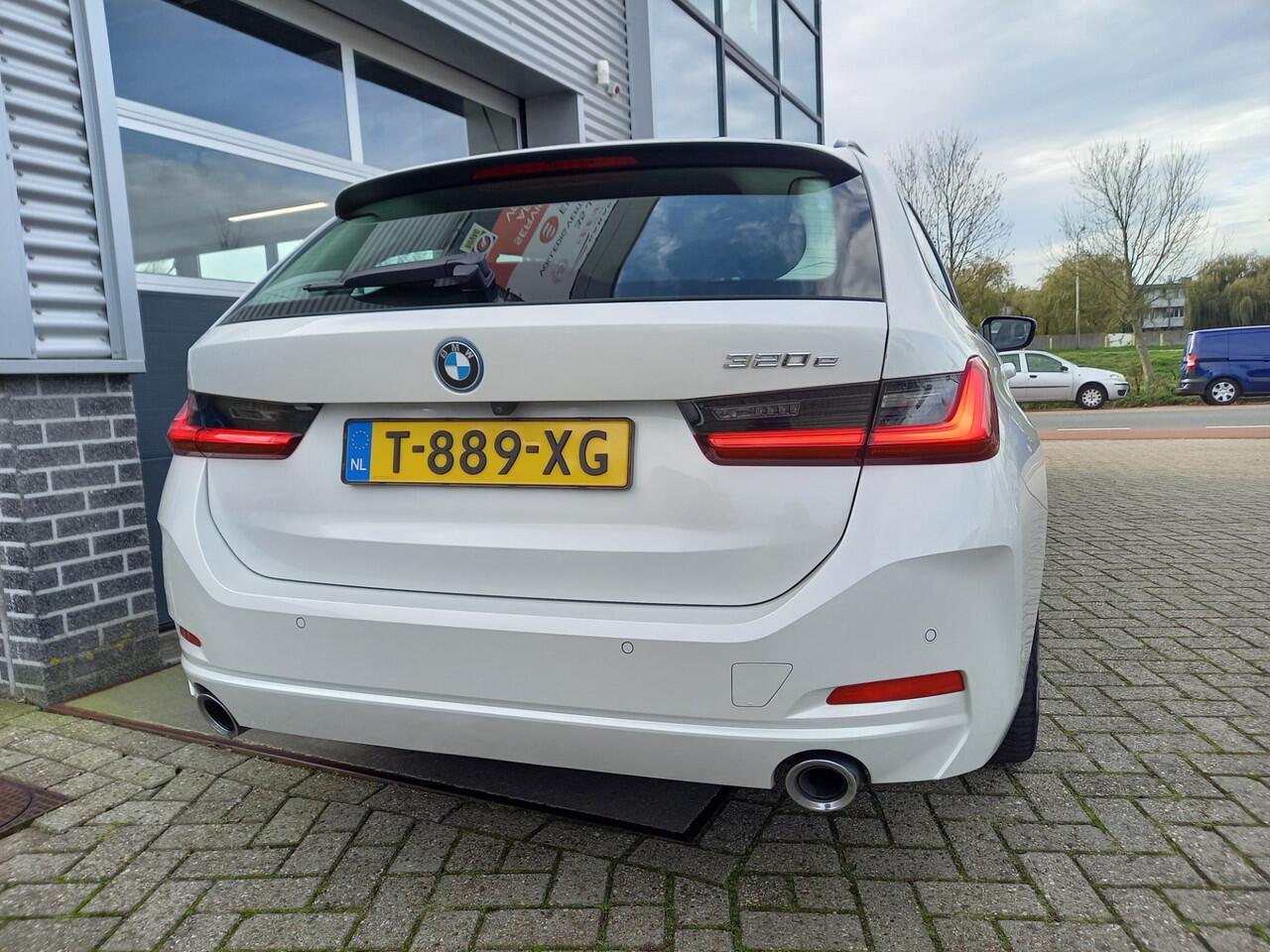 BMW 3-SERIE Touring 320e PHEV - WIDESCREEN - LEER - CAMERA - 1 EIGENAAR - NL AUTO - PLUG-IN -
