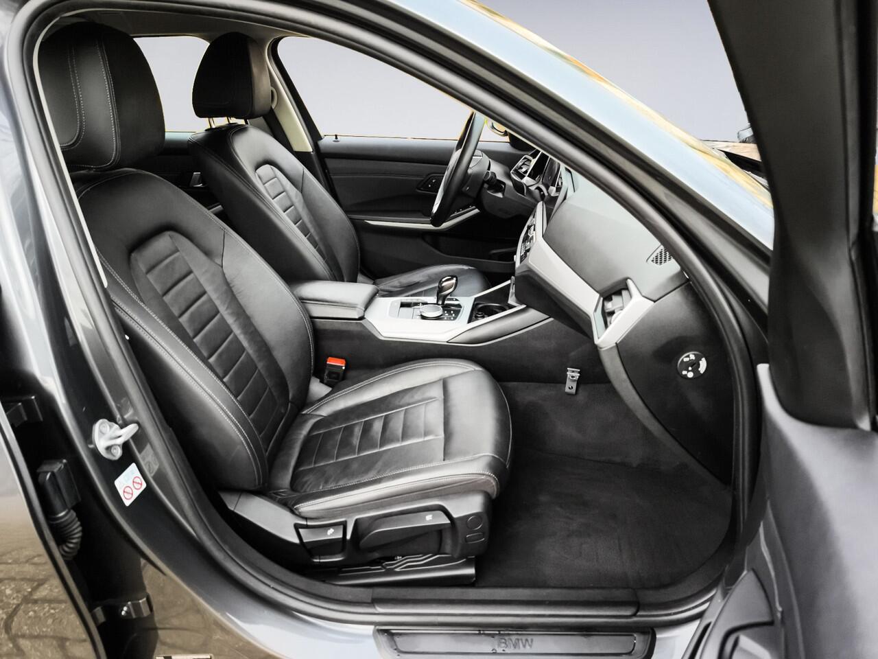 BMW 3-SERIE Touring 330e 1e-Eig. & Dealer-Onderh. BOVAG-Garantie. NL-Auto.