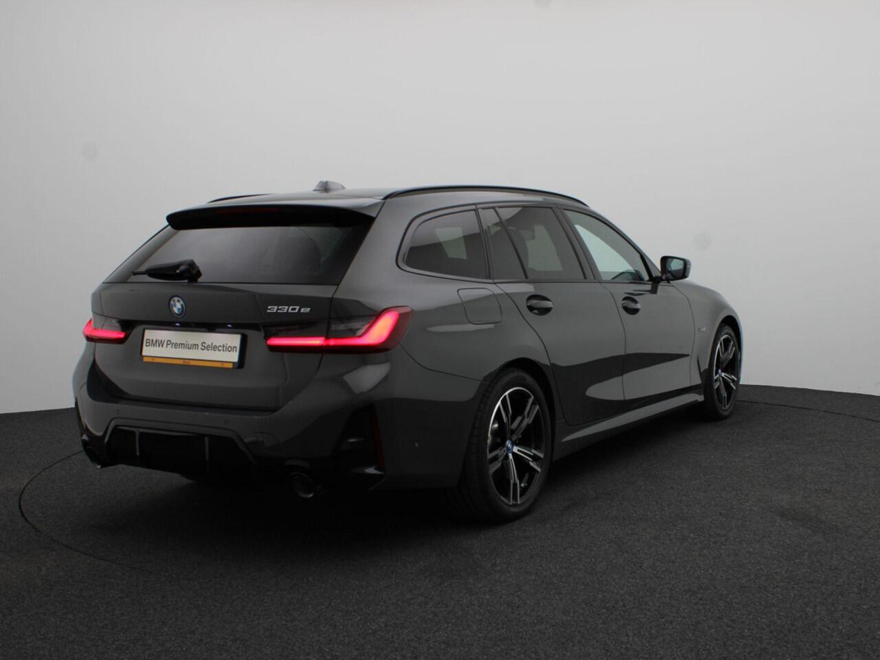 BMW 3-SERIE 330e Touring M Sportpakket | Achteruitrijcamera | Driving Assistant | HIFI | 18"