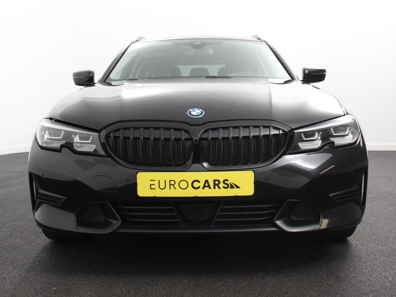 BMW 3-SERIE Touring 330e Touring Sportline PHEV AUT DEMO! Climate control | Adaptieve cruise control | Parkeersensoren | Navigatie | Sfeerverlichting | Stuur + stoelverwarming | Apple Carplay/ Android Auto