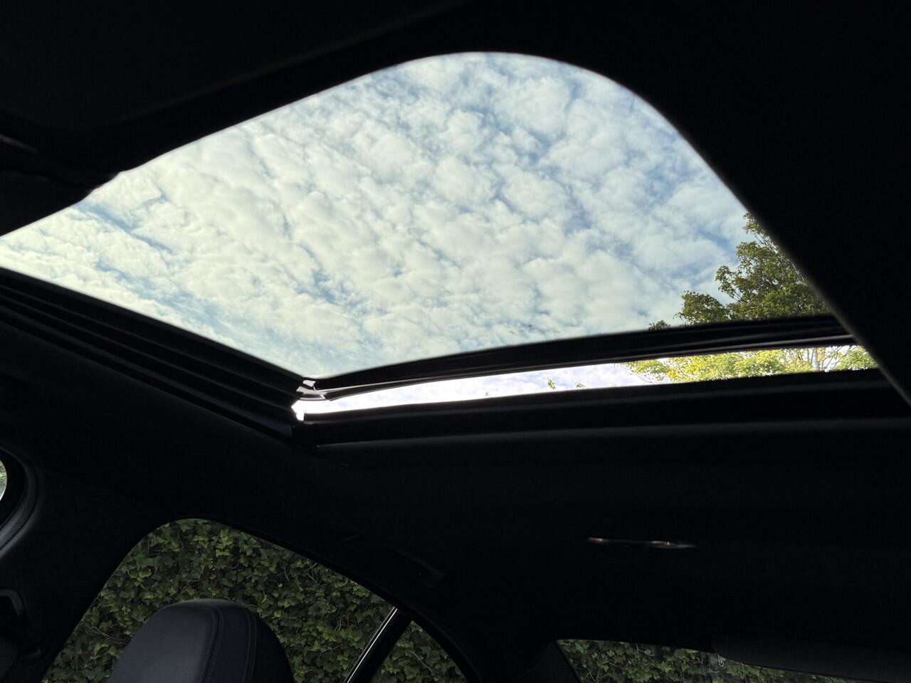 BMW 3-SERIE 330e | NW Model | M-Sport | 18'' | Schuif-/Kanteldak | Camera | Elek. Trekhaak | HiFi