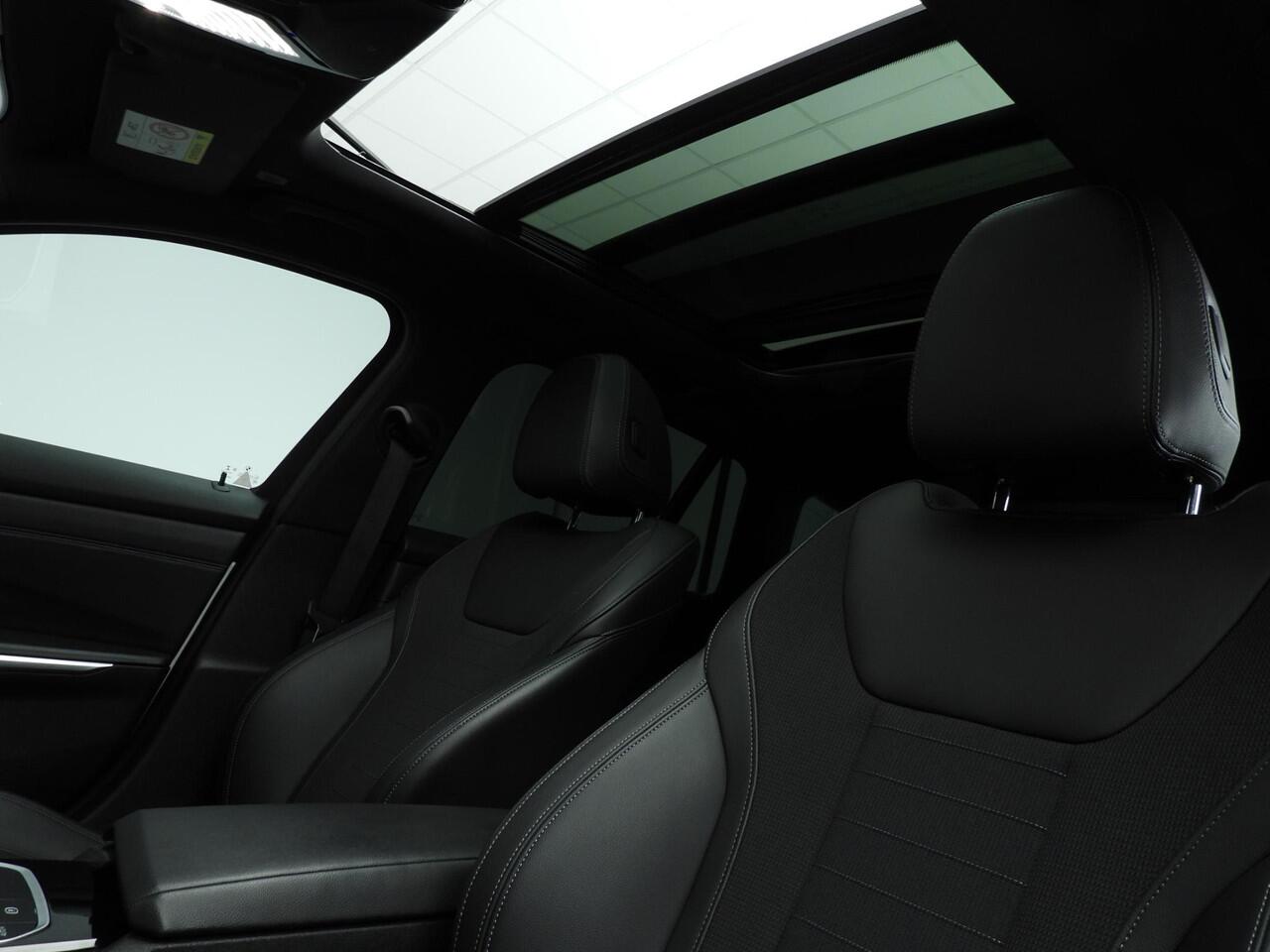 BMW 3-SERIE Touring 318i | LED | Navigatie | Schuifdak | Trekhaak | Shadow line | DAB | Hifi speakers | Alu 18 inch