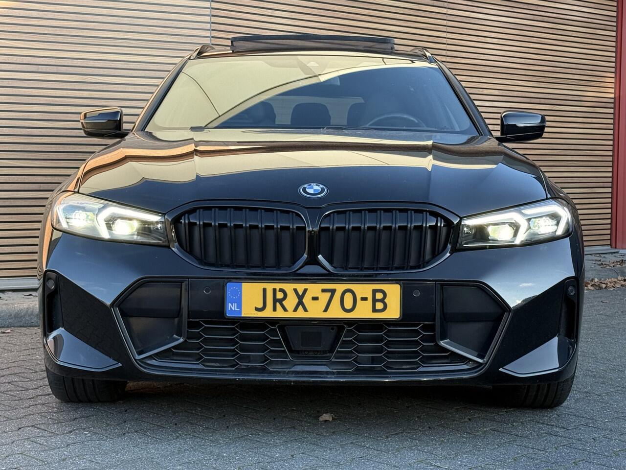 BMW 3-SERIE Touring 330e Panoramadak / HUD / Leer / Stoelverwarming